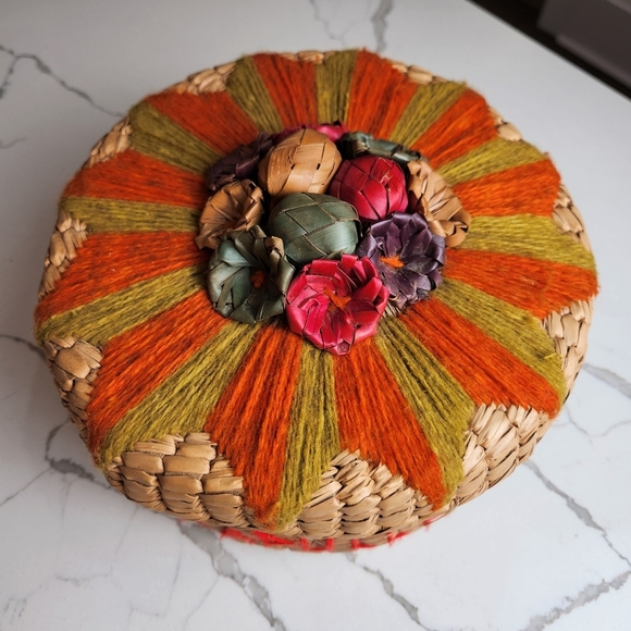 VINTAGE 70s BEAUTIFUL ACAPULCO WOVEN BASKET WITH LID & FLOWERS HAND CRAFTED - Picture 5 of 10